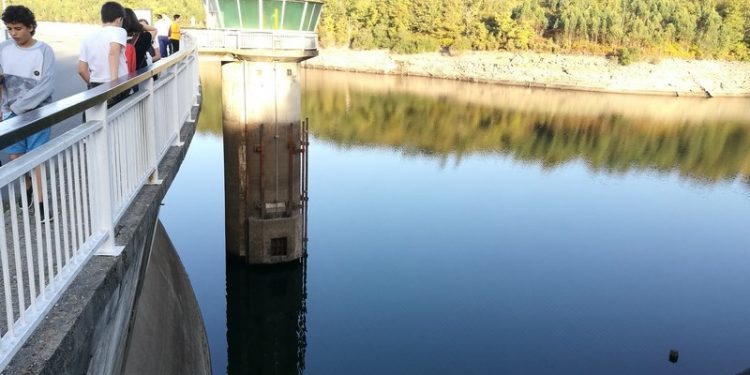 «É un insulto cobrar 500 litros ao día por consumo mínimo e pedir aforro de auga»