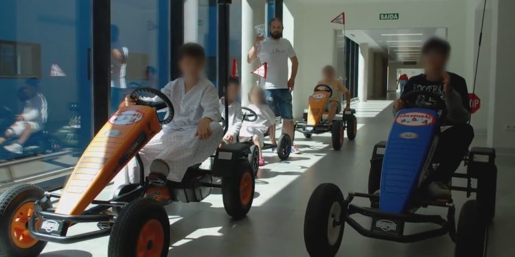 Karts en el Álvaro Cunqueiro para los niños ingresados