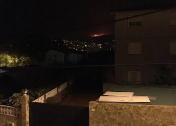 Un incendio forestal en la comarca de Vigo activa la alerta al aproximarse a viviendas