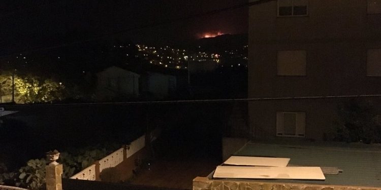 Un incendio forestal en la comarca de Vigo activa la alerta al aproximarse a viviendas
