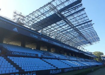 Comienza la instalación de la cubierta de la grada de Río