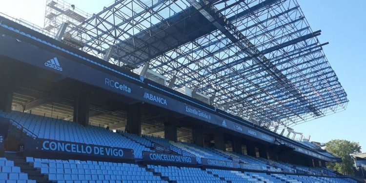 Comienza la instalación de la cubierta de la grada de Río