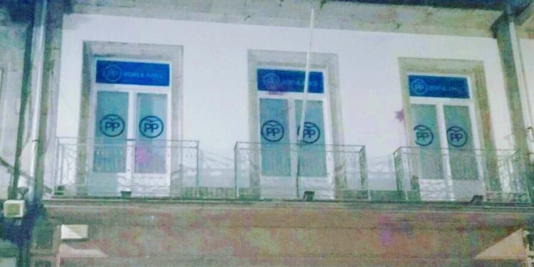 Atacan con pintura la sede del PP en Vigo