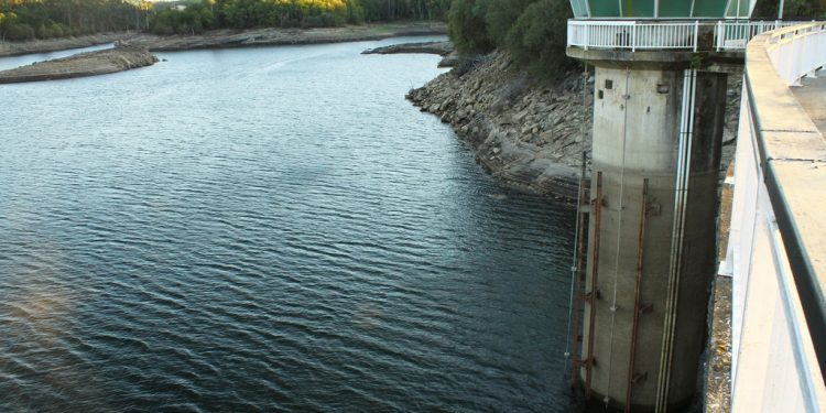 Así está la presa de Eiras ahora y así estaba hace cinco meses