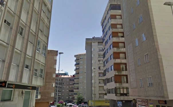 Un motorista resulta herido de gravedad en Vigo al chocar con un turismo