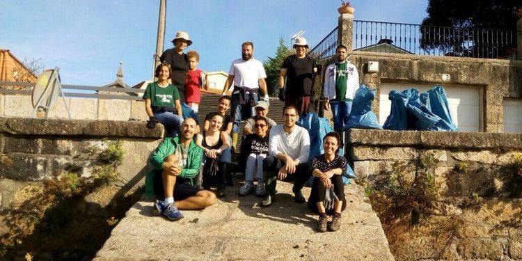 Unha quincena de voluntarios retira media tonelada de lixo do esteiro da Foz