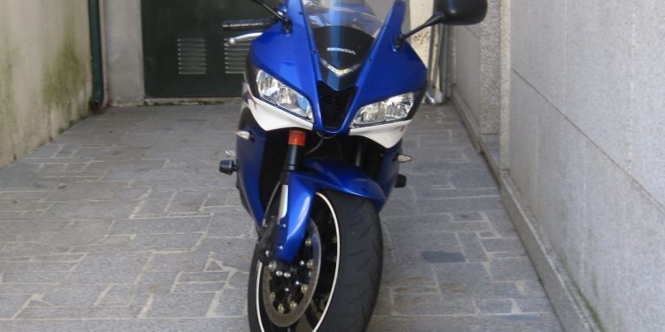 Cazan a un joven de Cangas circulando en moto a 139 km/h en un tramo limitado a 50