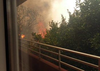 El fuego alcanza viviendas y obliga a desalojar a vecinos de As Neves