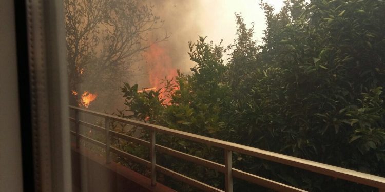 El fuego alcanza viviendas y obliga a desalojar a vecinos de As Neves