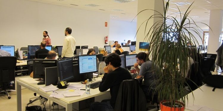 Una empresa viguesa suministrará los ordenadores del alumnado de toda Galicia