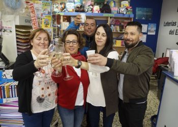 Seis chicas de Salvaterra son las agraciadas con los 46,3 millones de la Primitiva