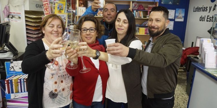 Seis chicas de Salvaterra son las agraciadas con los 46,3 millones de la Primitiva