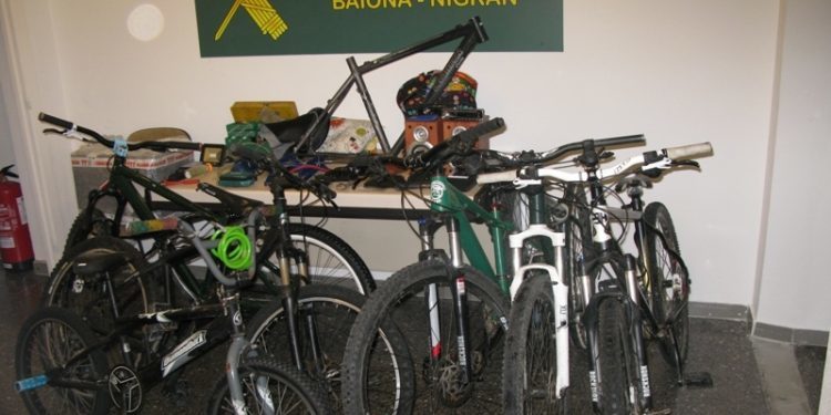 La Guardia Civil detiene a dos jóvenes de Nigrán por una treintena de robos en vehículos