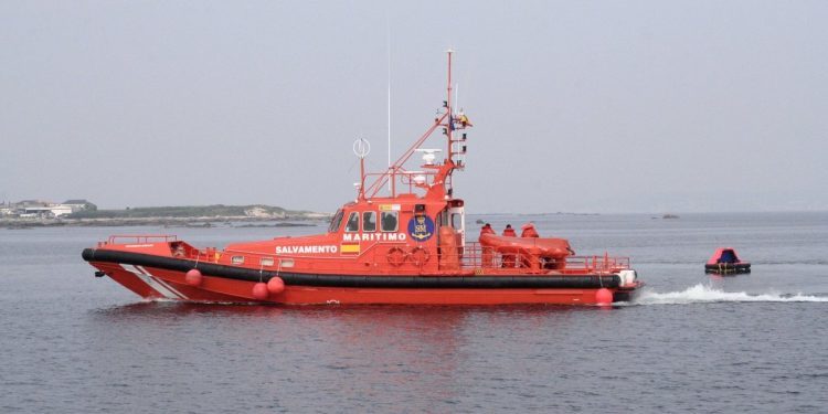 Salvamento Marítimo remolca a una embarcación que se quedó sin motor en Cabo Estai