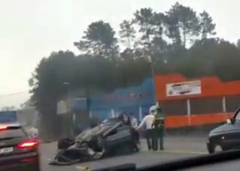 Un herido al volcar su vehículo en Mos