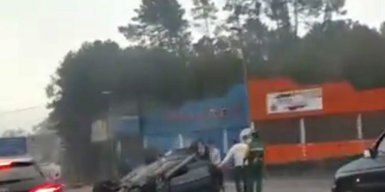 Un herido al volcar su vehículo en Mos