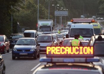 Dos personas heridas en un choque frontal en Ponteareas