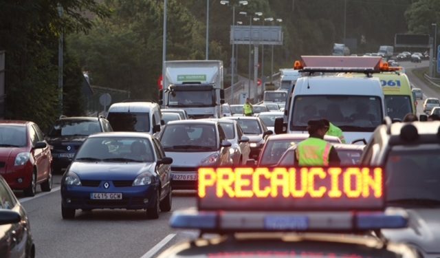 Dos personas heridas en un choque frontal en Ponteareas