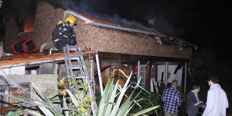 Un incendio calcina por completo una casa en Tui
