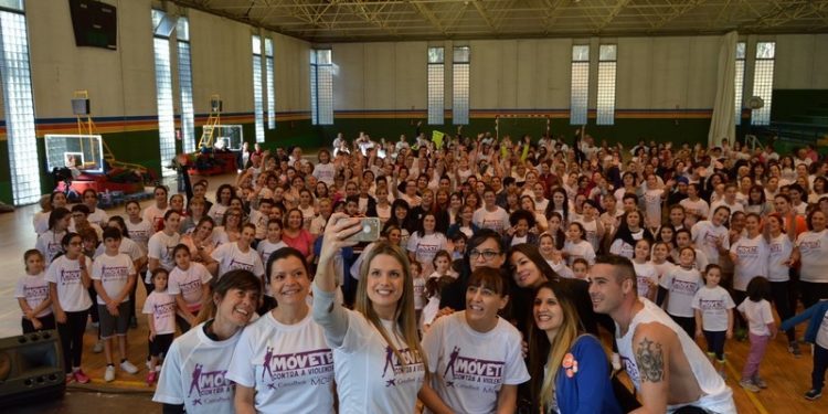 Land Rober amadriña a multitudinaria clase de Zumba contra a violencia de xénero en Mos