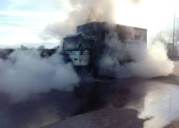 Un transportista salva la vida tras arder en marcha el camión de congelados que conducía