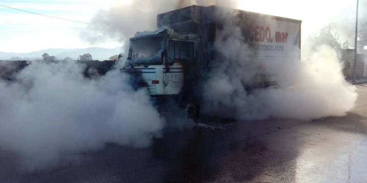 Un transportista salva la vida tras arder en marcha el camión de congelados que conducía