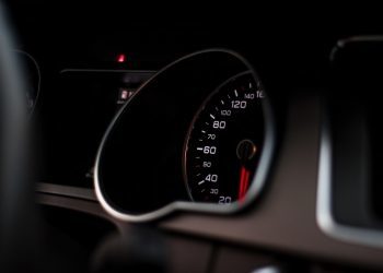 Investigan a una pareja de A Cañiza por vender un coche con los kilómetros falsificados