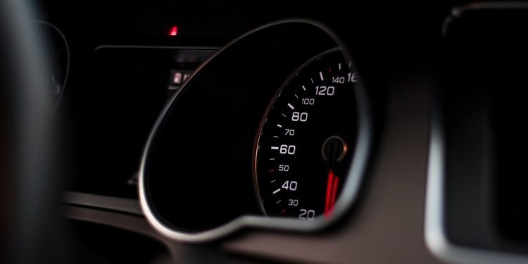 Investigan a una pareja de A Cañiza por vender un coche con los kilómetros falsificados