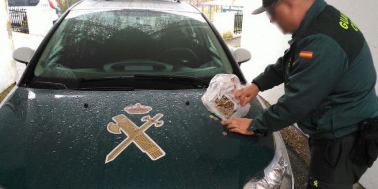 Una joven carterista sustrae 500 euros a un vecino de As Neves