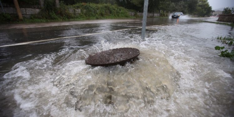 La lluvia obliga a la policía y a los bomberos a intervenir en garajes y carreteras