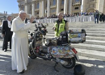 El Papa bendice la aventura solidaria de un «vespeinado» gallego