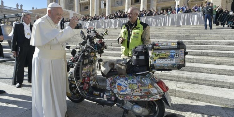 El Papa bendice la aventura solidaria de un «vespeinado» gallego
