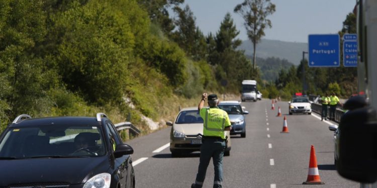 Detenido un conductor ebrio que causó un accidente al circular en sentido contrario