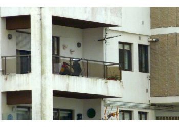 La moto se aparca en el balcón