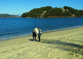Setenta voluntarios recollen máis de 200 quilos de lixo en praias da ría de Vigo