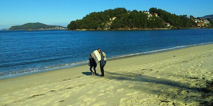 Setenta voluntarios recollen máis de 200 quilos de lixo en praias da ría de Vigo