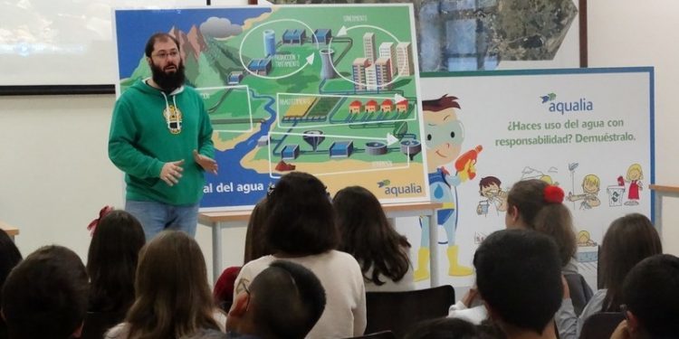 Unha media de 1.000 escolares visita Aqualia cada ano