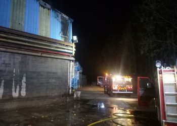 El incendio en Maderas Iglesias se salda con una fachada de la nave quemada