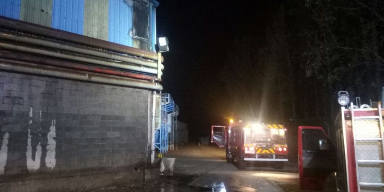 El incendio en Maderas Iglesias se salda con una fachada de la nave quemada