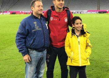 Thiago invita a una joven promesa del fútbol vigués a vivir el liderato del Bayern