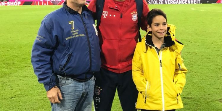 Thiago invita a una joven promesa del fútbol vigués a vivir el liderato del Bayern