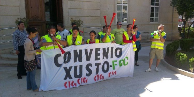 O persoal da recollida do lixo de Ponteareas baralla convocar unha folga