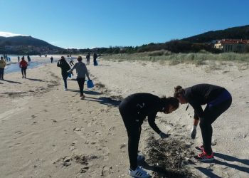 ADEGA e o Campus do Mar organizan unha limpeza simultánea de praias