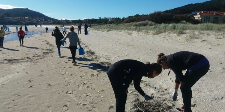ADEGA e o Campus do Mar organizan unha limpeza simultánea de praias