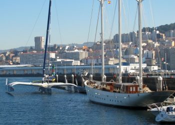La goleta más cinematográfica y el trimarán más moderno del mundo, juntos en Vigo