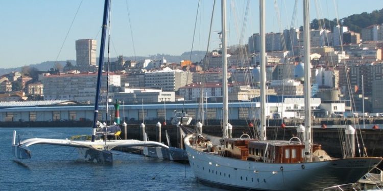 La goleta más cinematográfica y el trimarán más moderno del mundo, juntos en Vigo