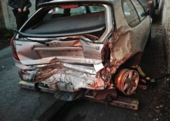 Un turismo choca con dos coches aparcados en Nigrán y se da a la fuga sin una rueda
