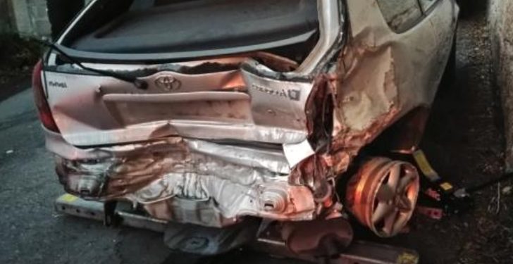 Un turismo choca con dos coches aparcados en Nigrán y se da a la fuga sin una rueda