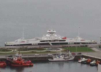 Un transbordador eléctrico para pasaje en los fiordos noruegos amarra en Vigo