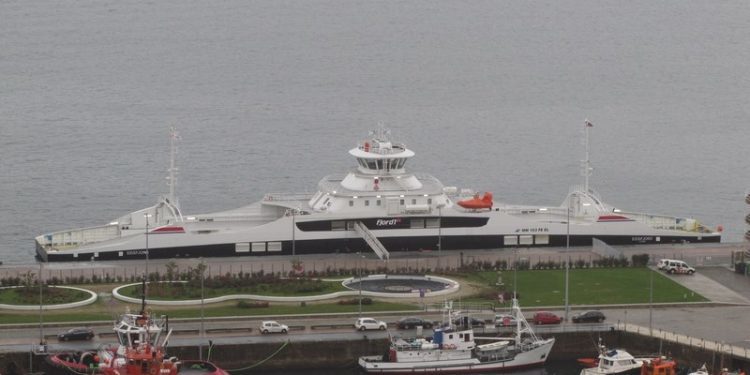 Un transbordador eléctrico para pasaje en los fiordos noruegos amarra en Vigo